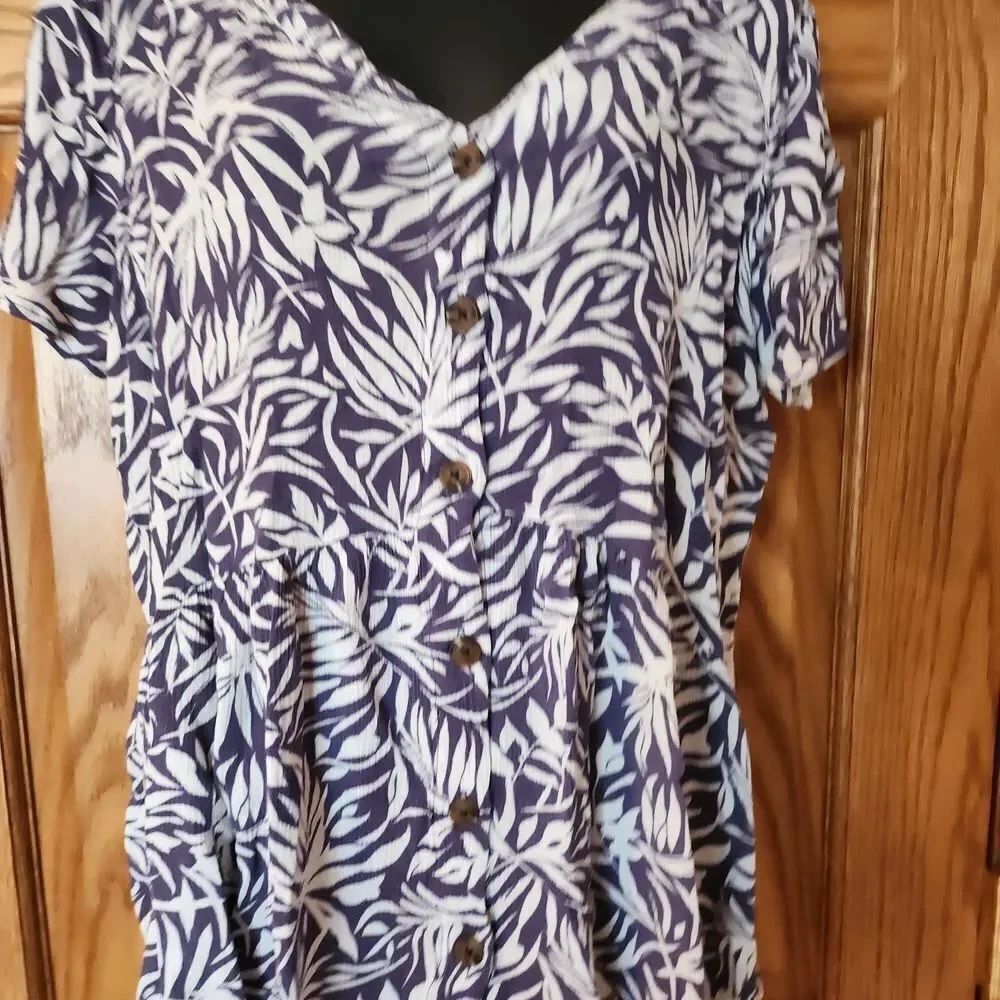 Women's Blue Leaf Print Button-Up Top